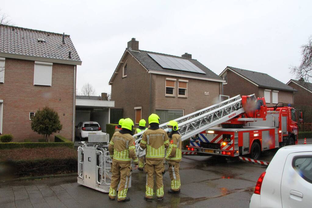 Brand in schoorsteen van woning