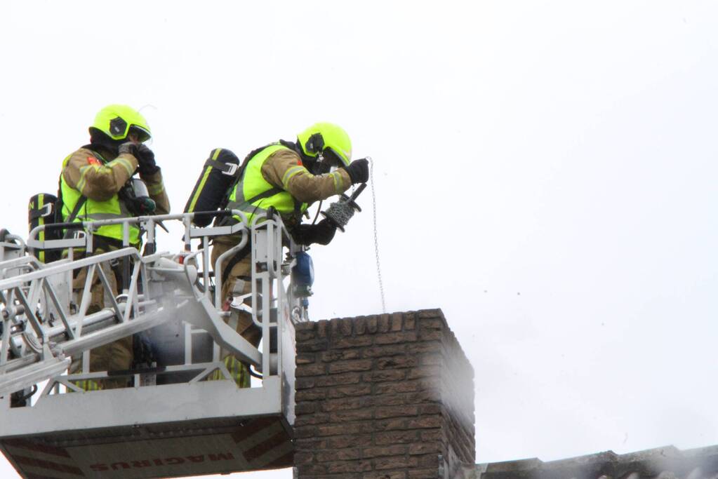 Brand in schoorsteen van woning