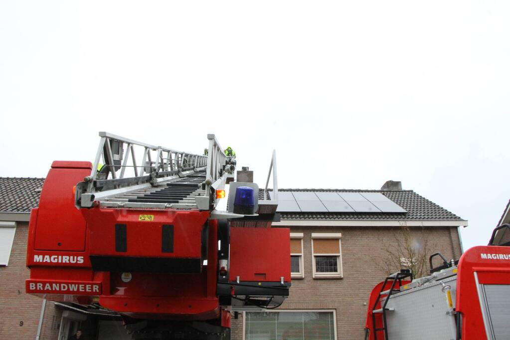 Brand in schoorsteen van woning
