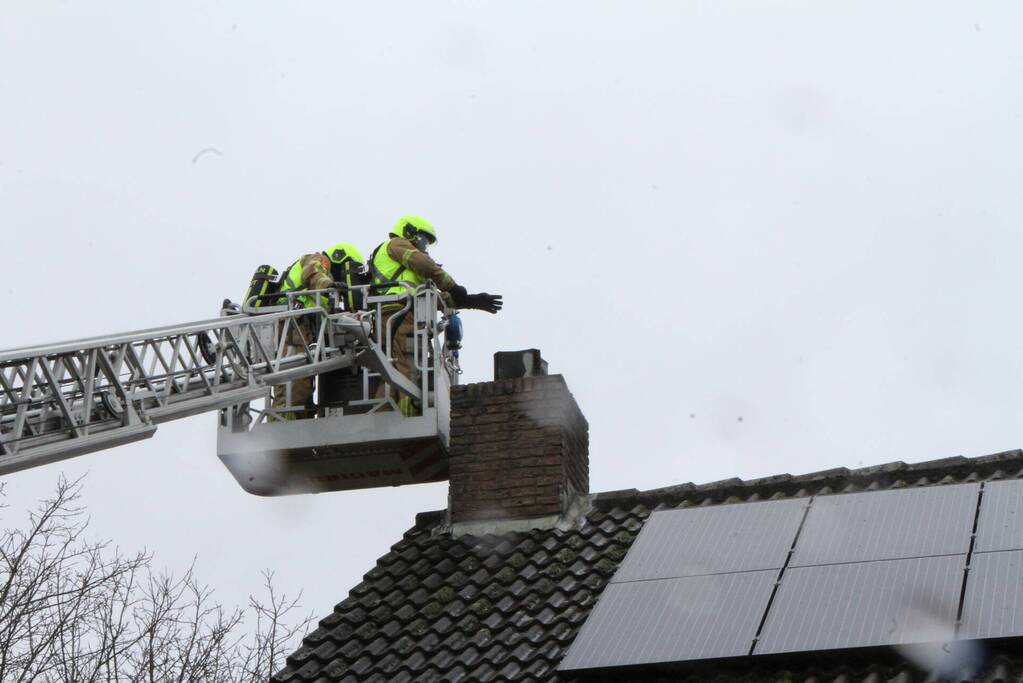 Brand in schoorsteen van woning