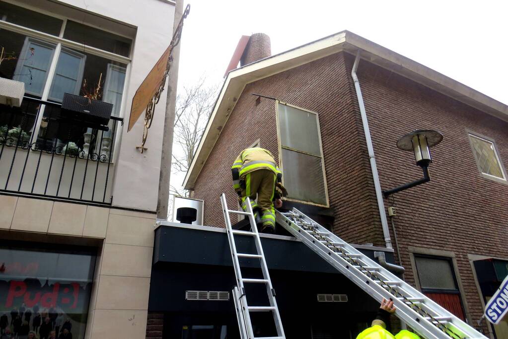 Schoorsteenplaat dreigt naar beneden te vallen