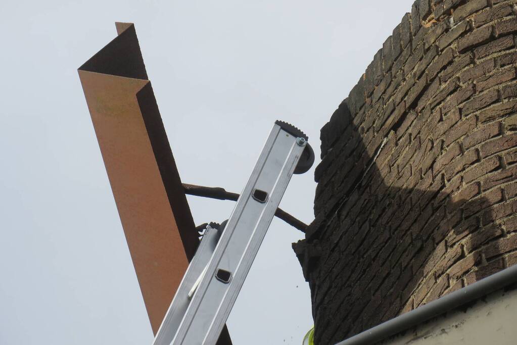 Schoorsteenplaat dreigt naar beneden te vallen