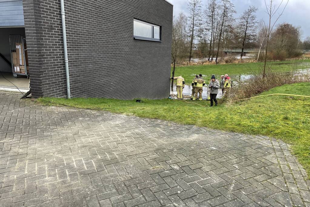 Overtollig water dreigt bedrijfspand binnen te stromen