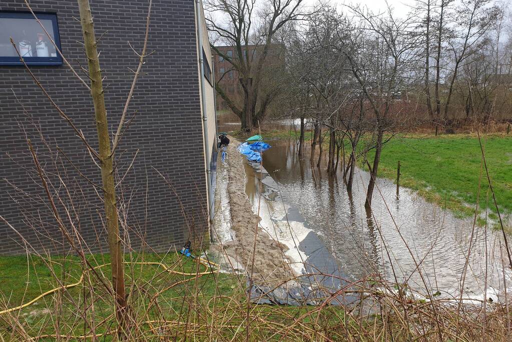 Overtollig water dreigt bedrijfspand binnen te stromen