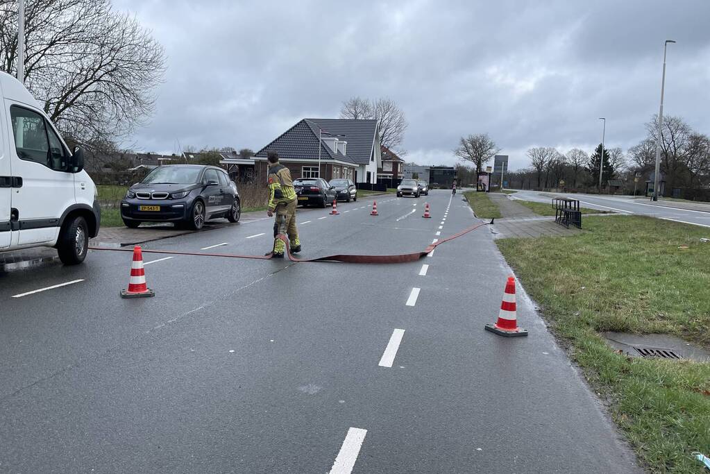 Overtollig water dreigt bedrijfspand binnen te stromen