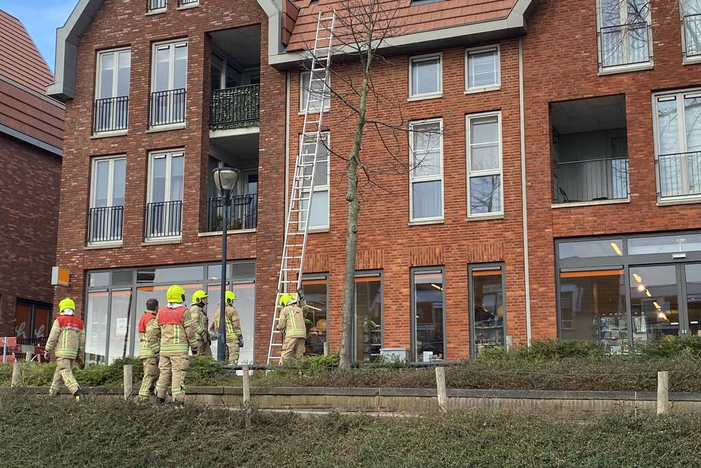 Voetpad afgesloten door losgeraakte dakpannen