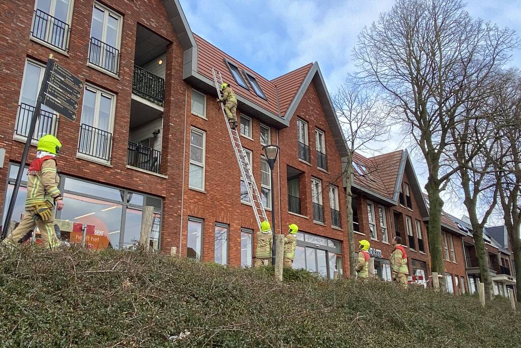 Voetpad afgesloten door losgeraakte dakpannen