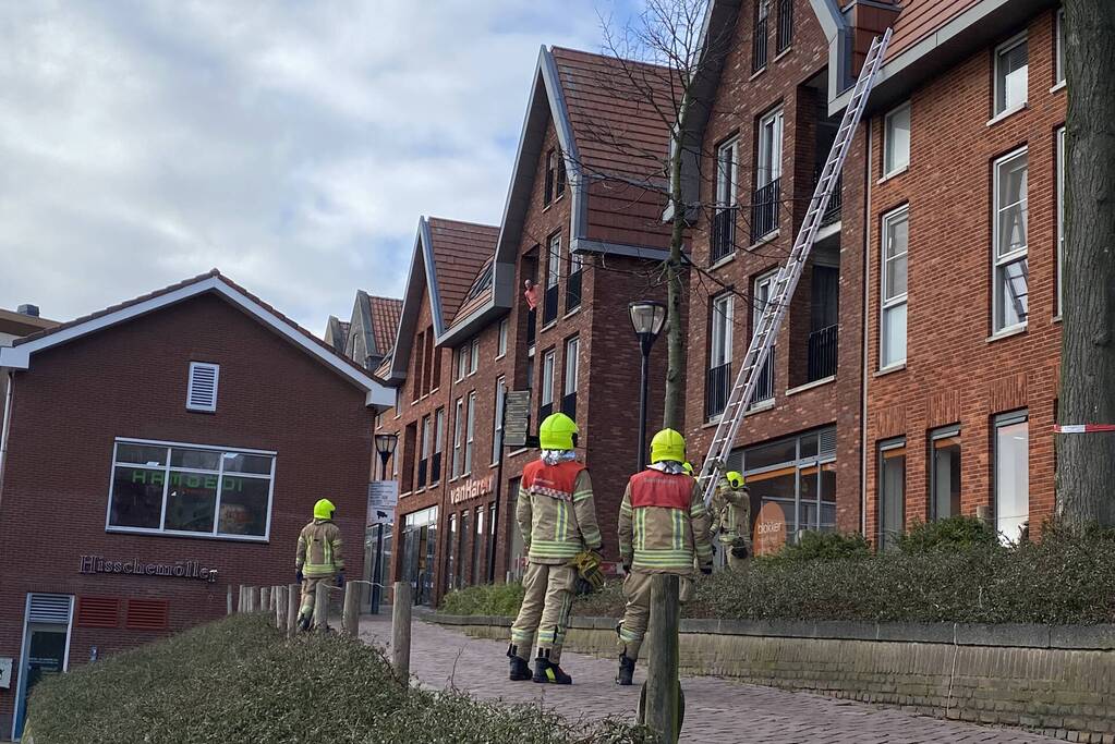 Voetpad afgesloten door losgeraakte dakpannen