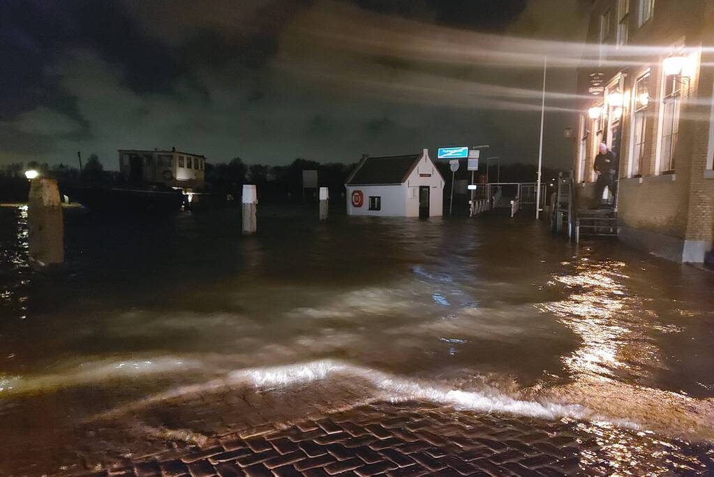 Hoogwater zorgt voor onbereikbare straten