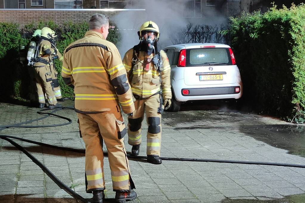 Rookontwikkeling vanwege brand in personenauto