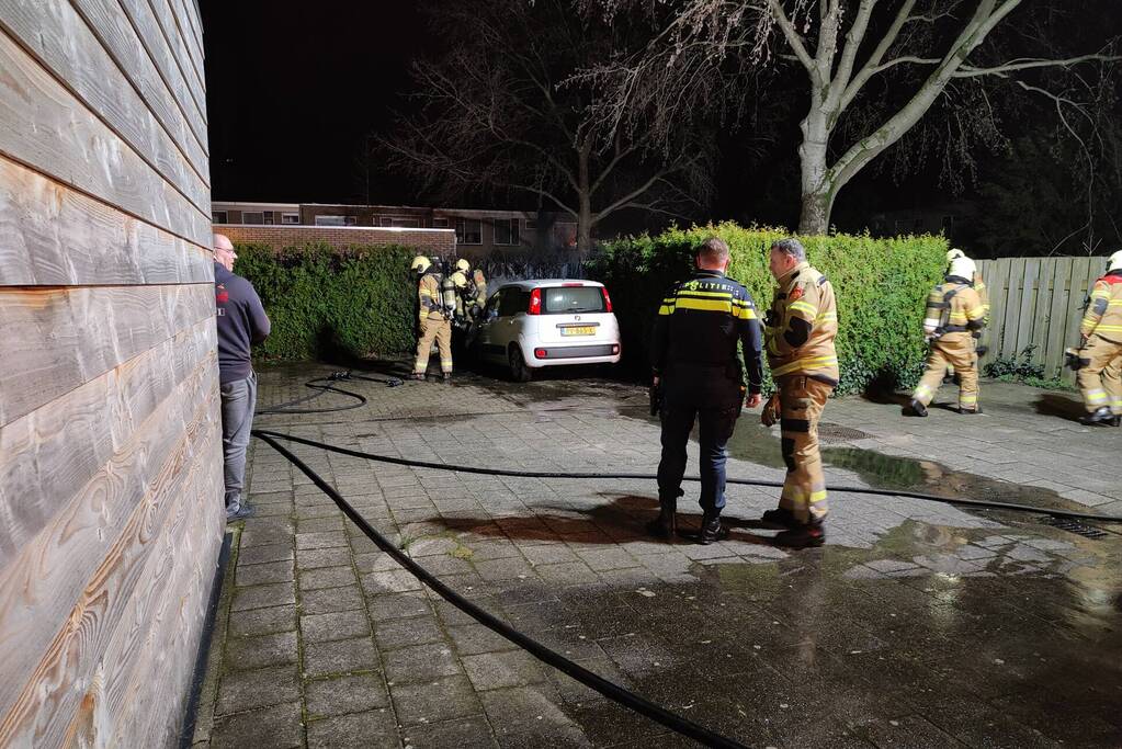 Rookontwikkeling vanwege brand in personenauto