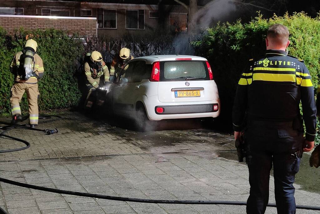 Rookontwikkeling vanwege brand in personenauto