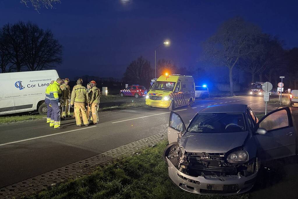 Automobiliste gewond bij botsing met bestelbus