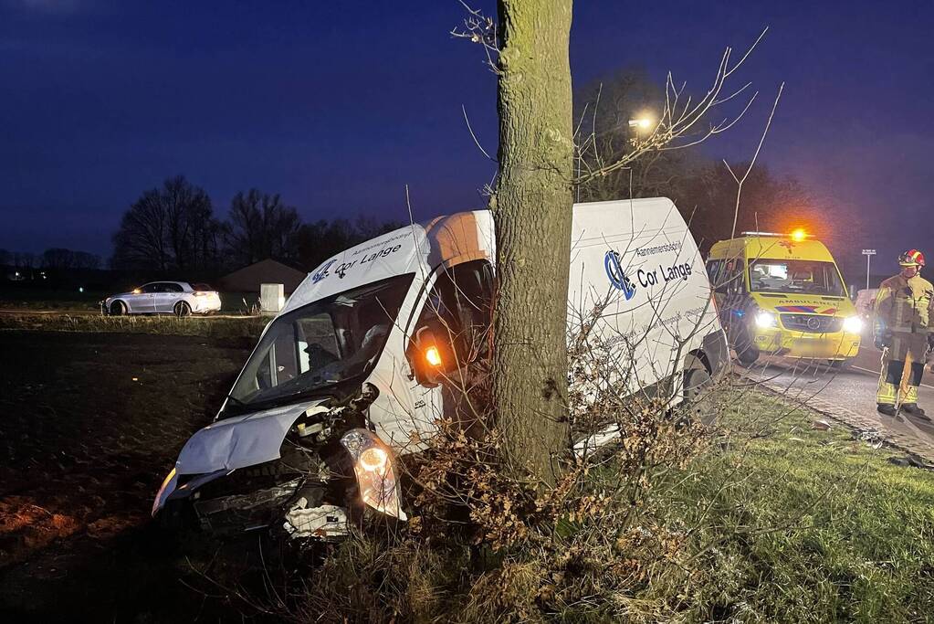 Automobiliste gewond bij botsing met bestelbus