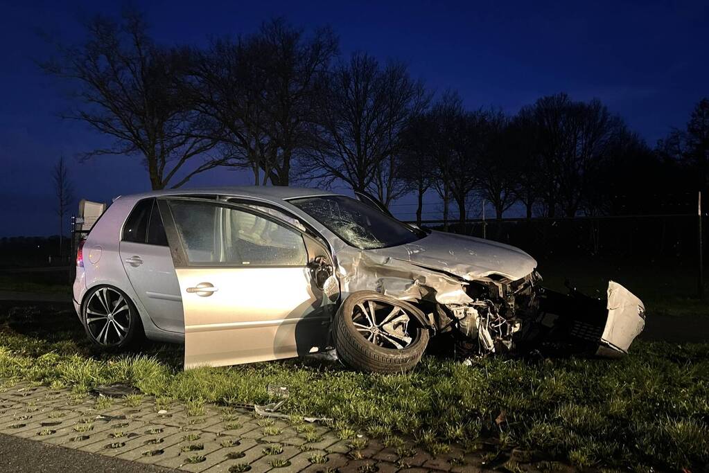 Automobiliste gewond bij botsing met bestelbus