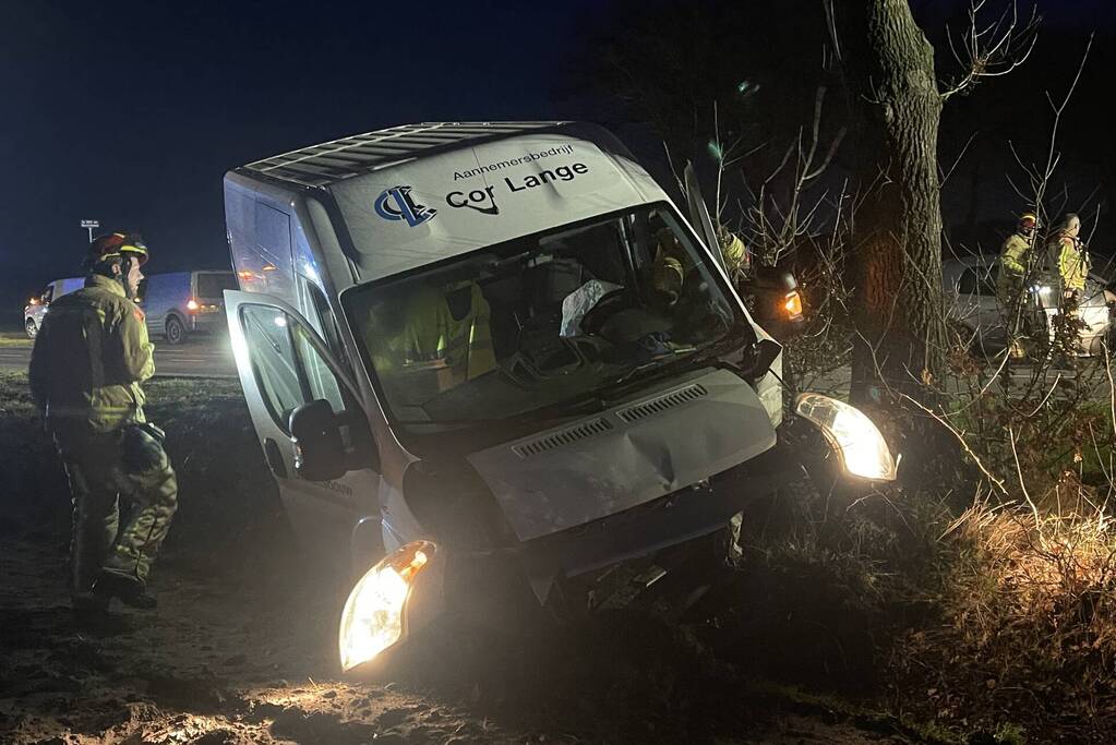 Automobiliste gewond bij botsing met bestelbus