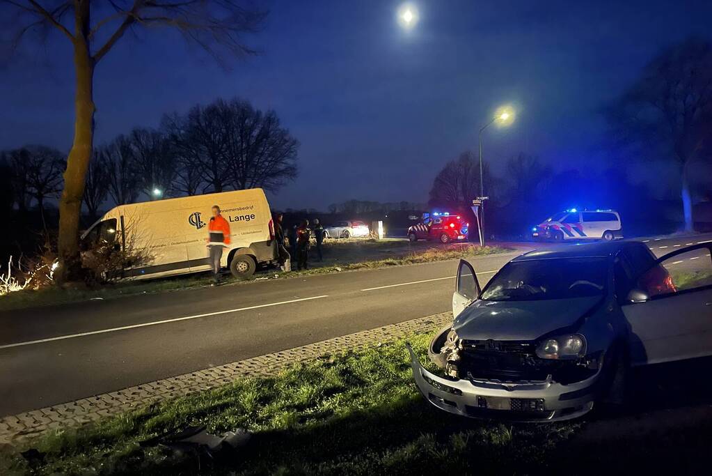 Automobiliste gewond bij botsing met bestelbus