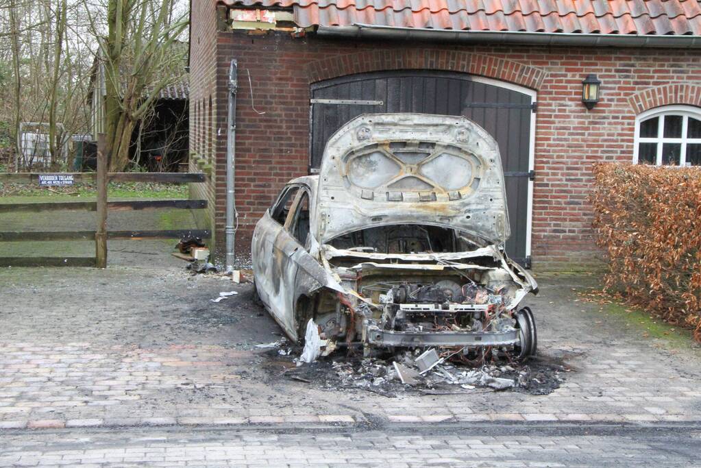 Autobrand op oprit van woning