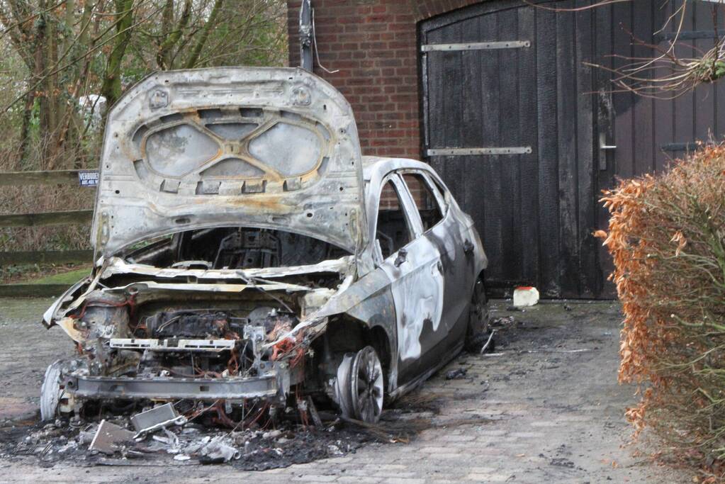 Autobrand op oprit van woning