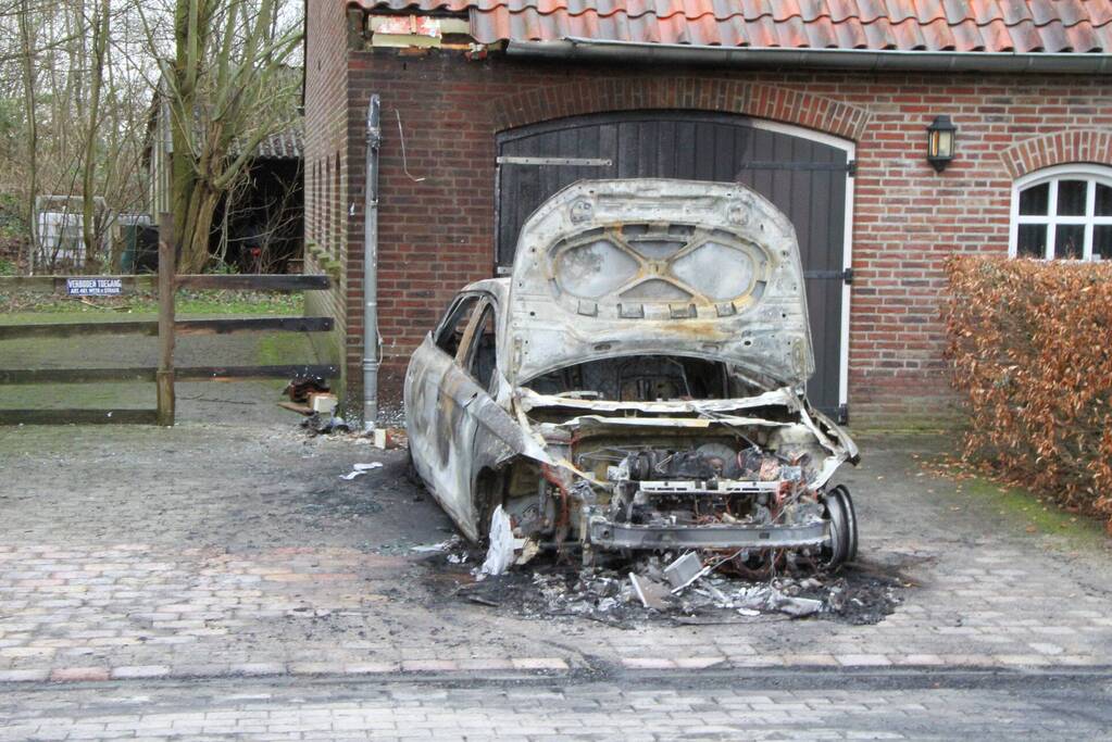 Autobrand op oprit van woning