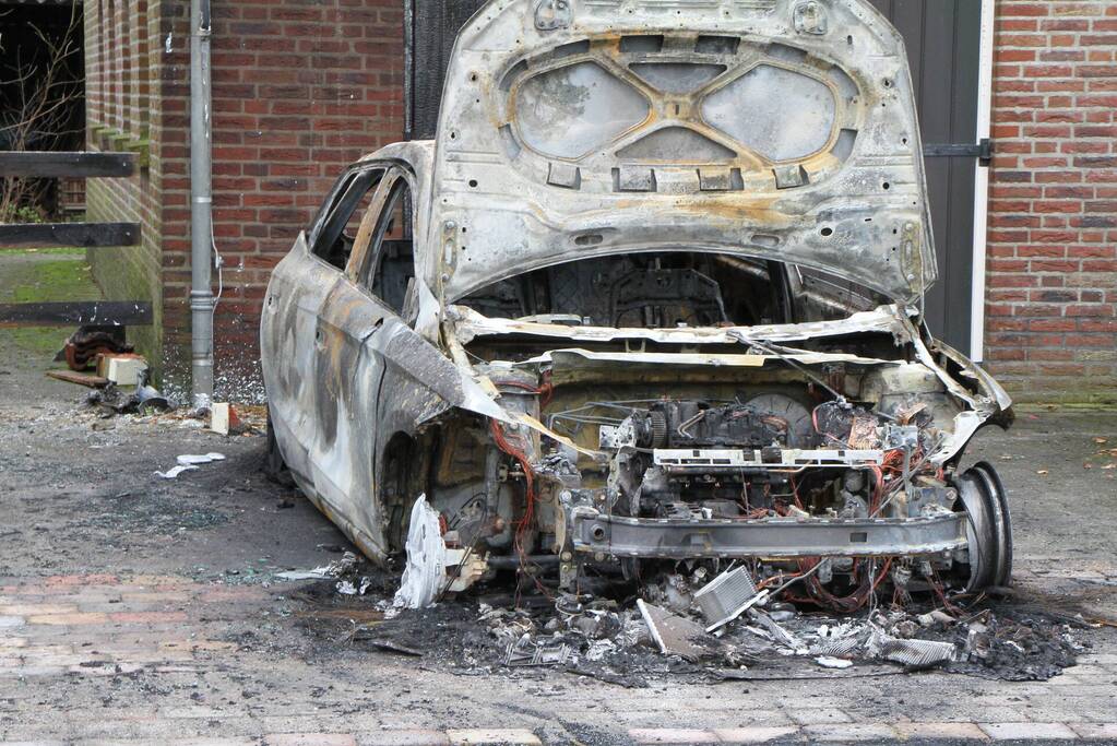 Autobrand op oprit van woning