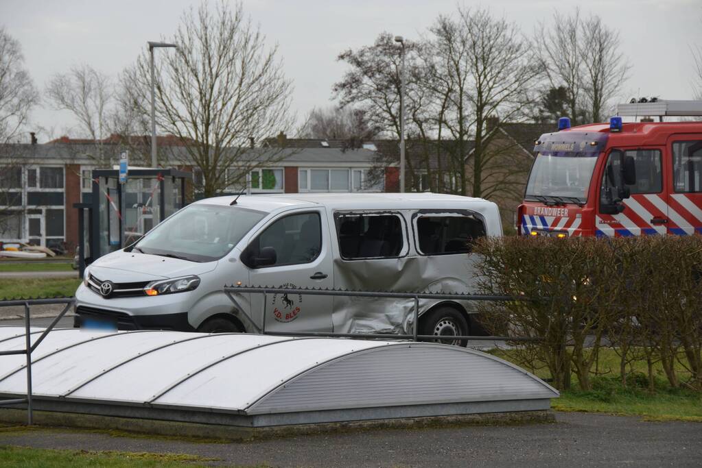 Taxibus in de flank aangereden