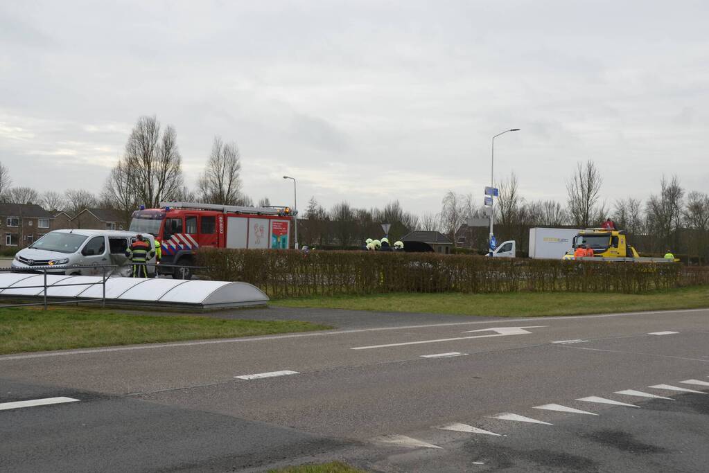 Taxibus in de flank aangereden
