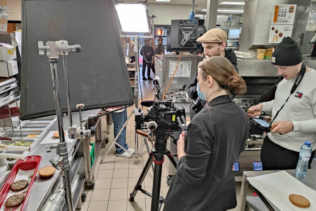 Opnames snackinfluencer Eke Bosman van McDonalds palindroomburger 22022022