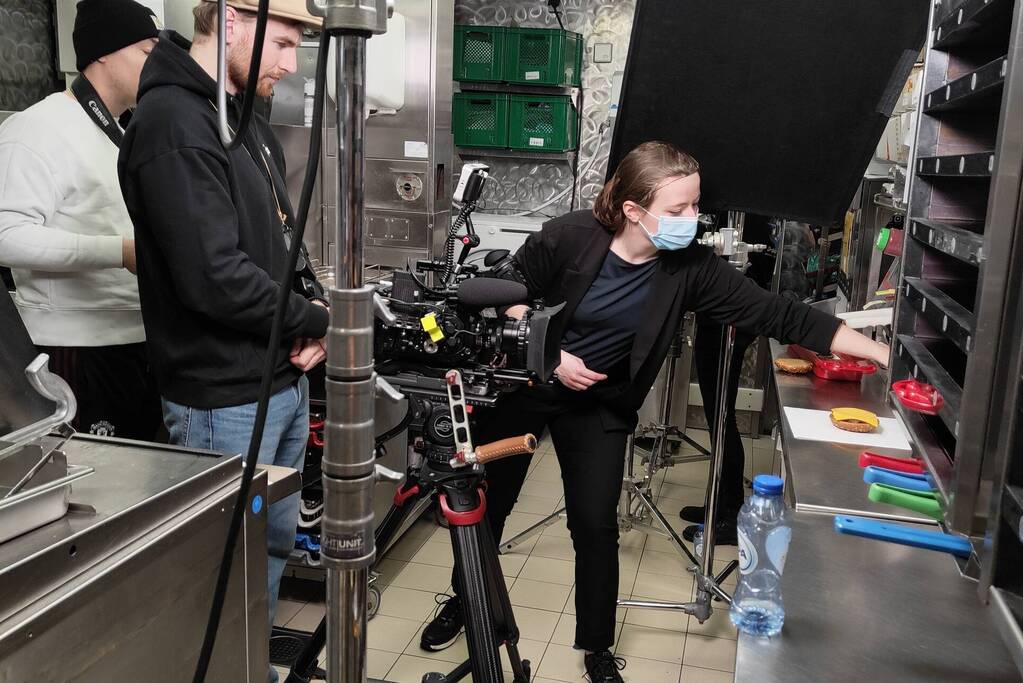 Opnames snackinfluencer Eke Bosman van McDonalds palindroomburger 22022022