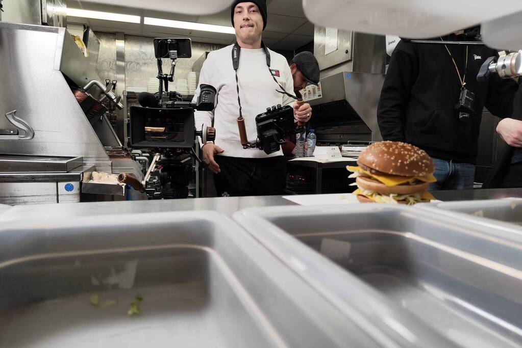 Opnames snackinfluencer Eke Bosman van McDonalds palindroomburger 22022022