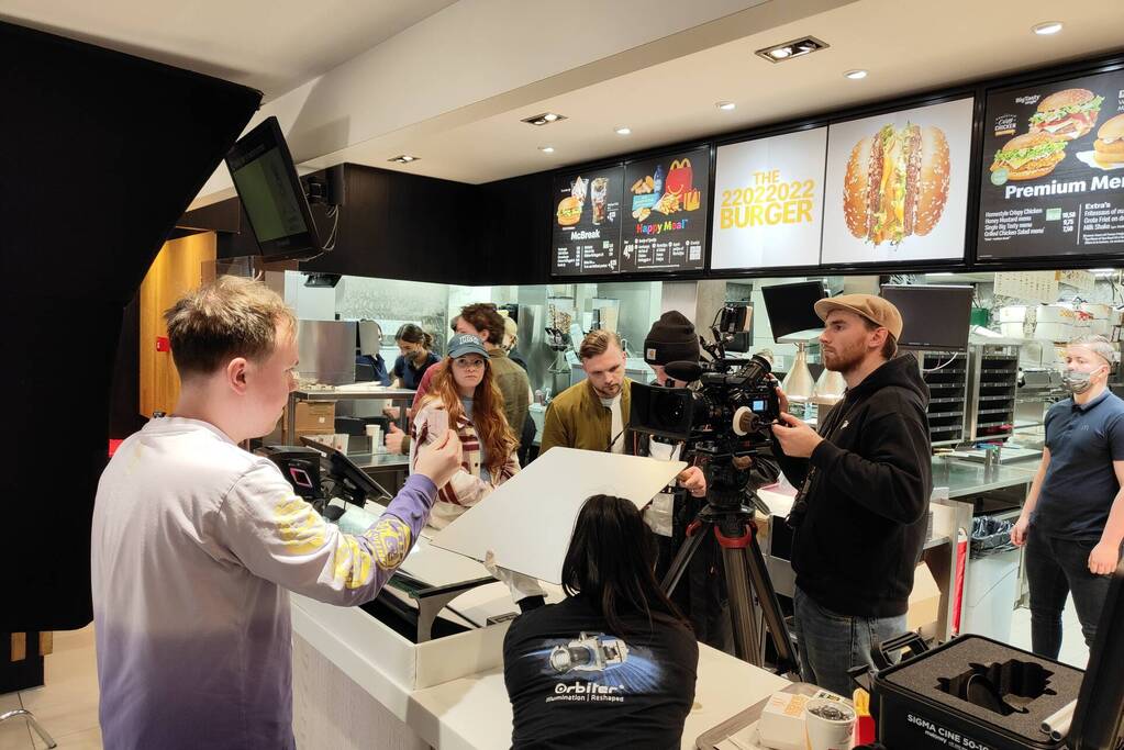 Opnames snackinfluencer Eke Bosman van McDonalds palindroomburger 22022022