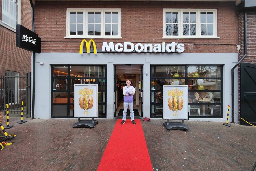 Opnames snackinfluencer Eke Bosman van McDonalds palindroomburger 22022022