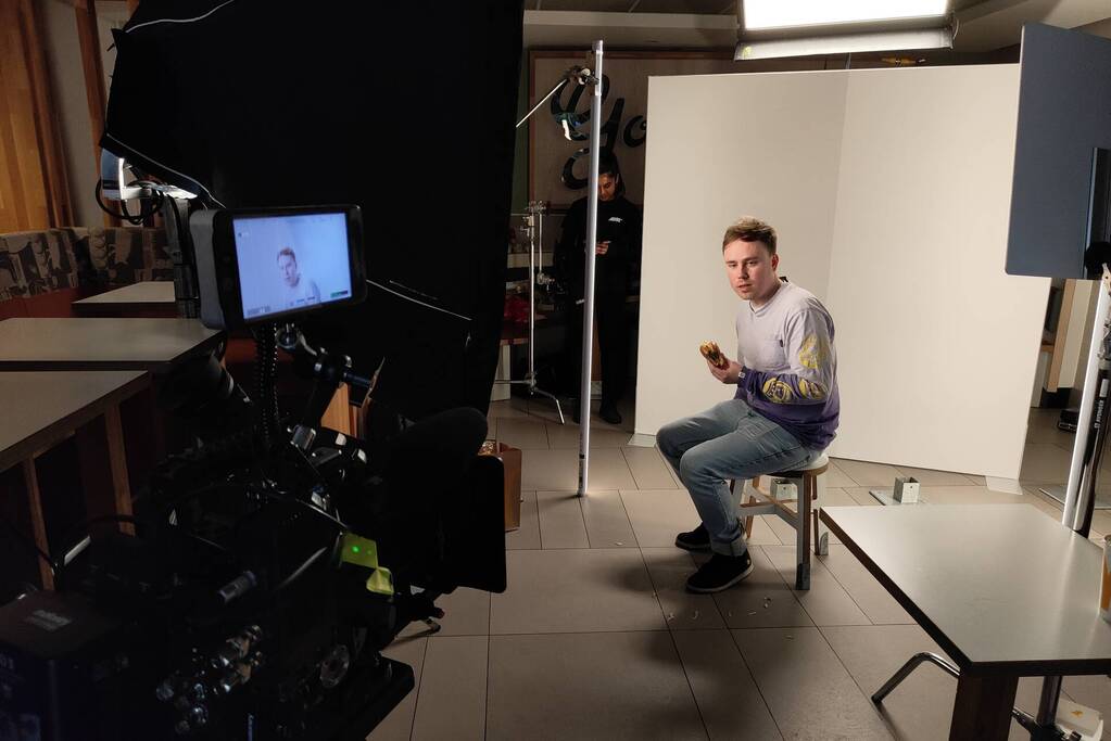 Opnames snackinfluencer Eke Bosman van McDonalds palindroomburger 22022022