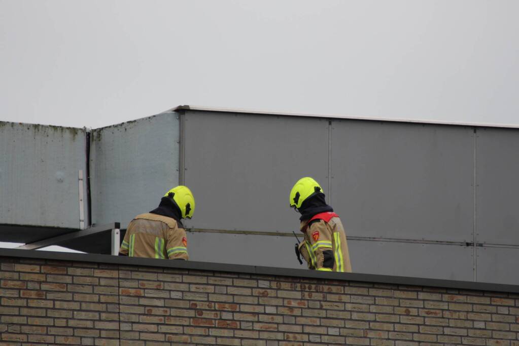 Platen ventilatiesysteem op dak van schoolgebouw waaien los
