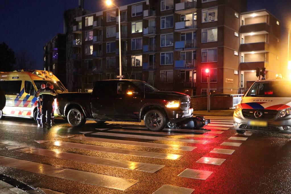 Scooter belandt onder pick-up na ongeval