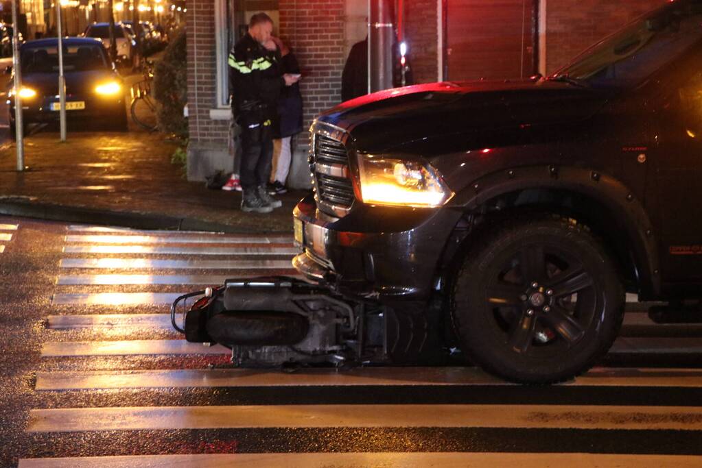 Scooter belandt onder pick-up na ongeval
