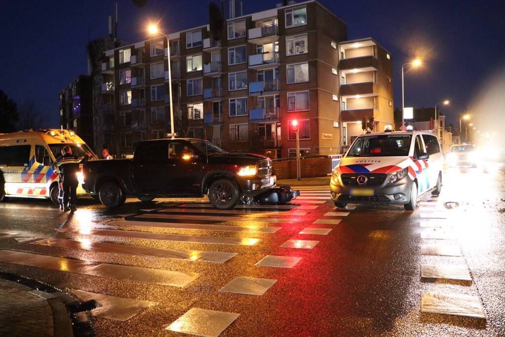 Scooter belandt onder pick-up na ongeval
