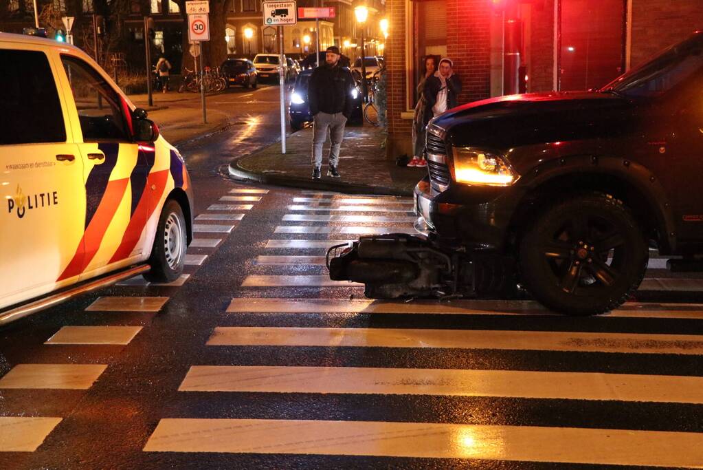 Scooter belandt onder pick-up na ongeval