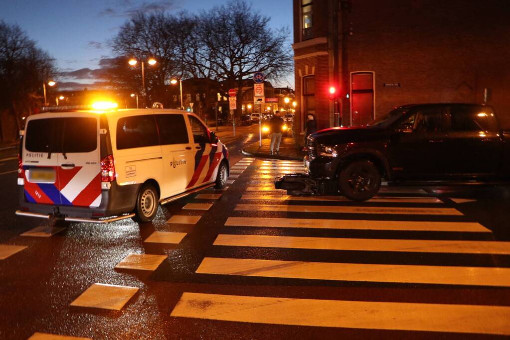 Scooter belandt onder pick-up na ongeval