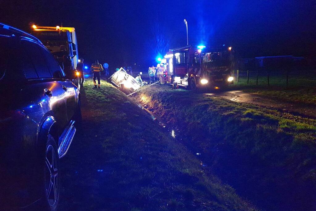 Ernstig ongeval tussen vrachtwagen en bestelbus