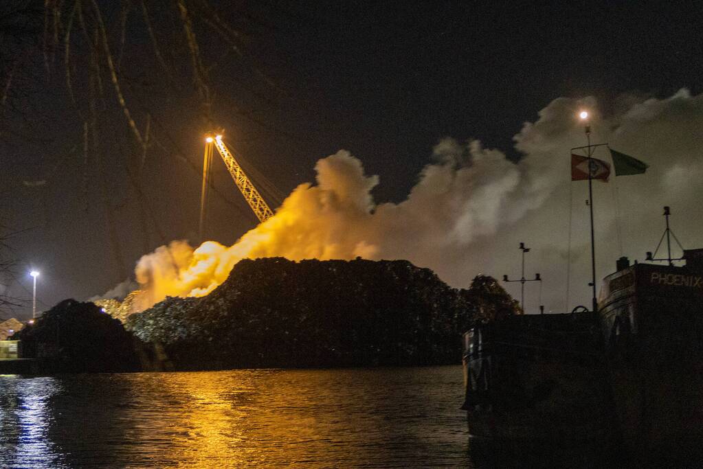 Rookwolken boven Westelijk Havengebied vanwege brand in schroothoop