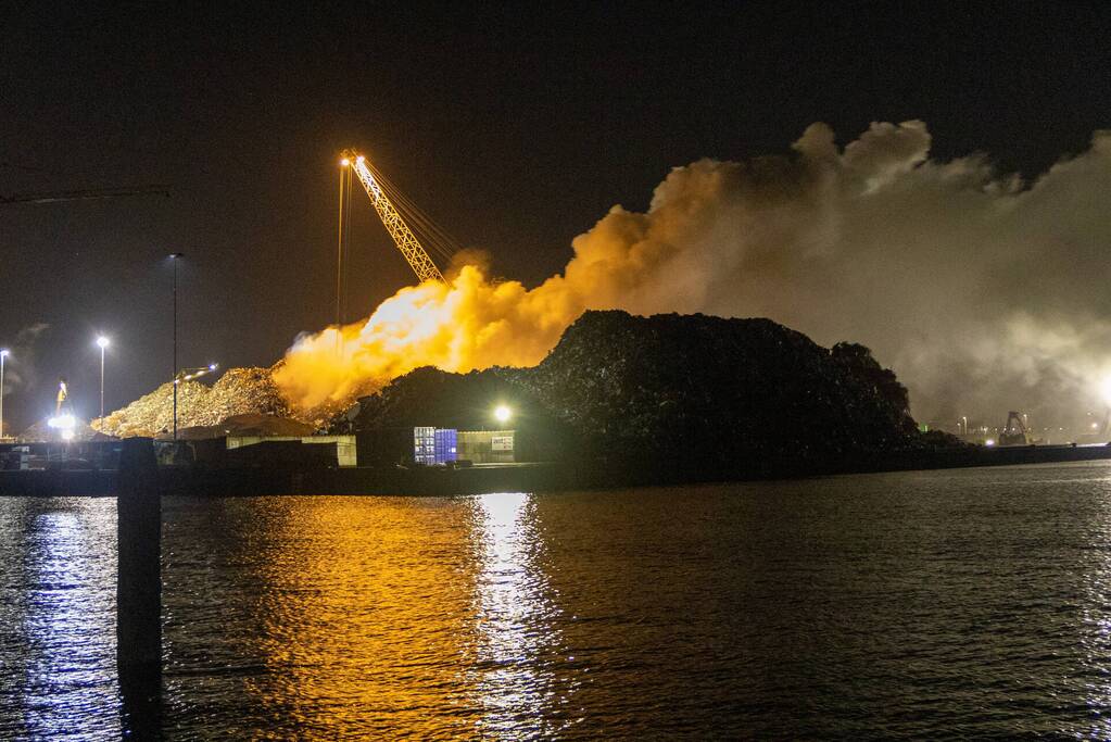 Rookwolken boven Westelijk Havengebied vanwege brand in schroothoop