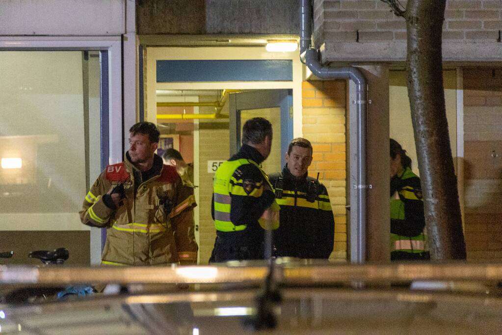 Bewoner ademt rook in bij woningbrand