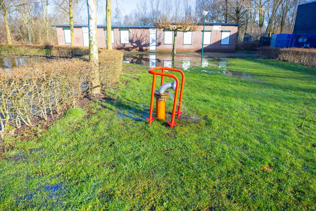 Velden Sportcomplex Buiningpark onder water door lekkende brandkraan