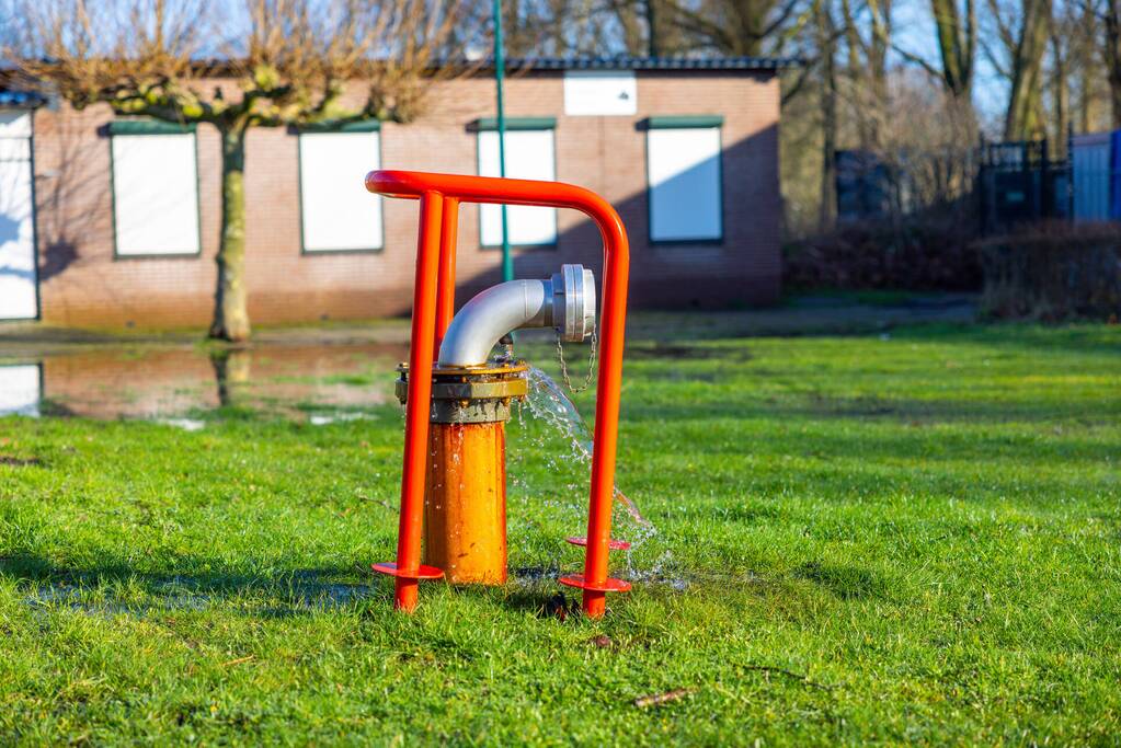 Velden Sportcomplex Buiningpark onder water door lekkende brandkraan