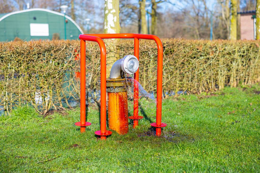 Velden Sportcomplex Buiningpark onder water door lekkende brandkraan