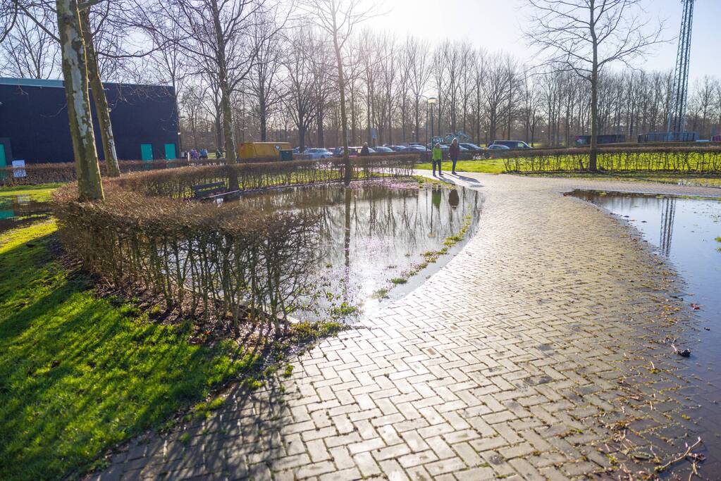 Velden Sportcomplex Buiningpark onder water door lekkende brandkraan