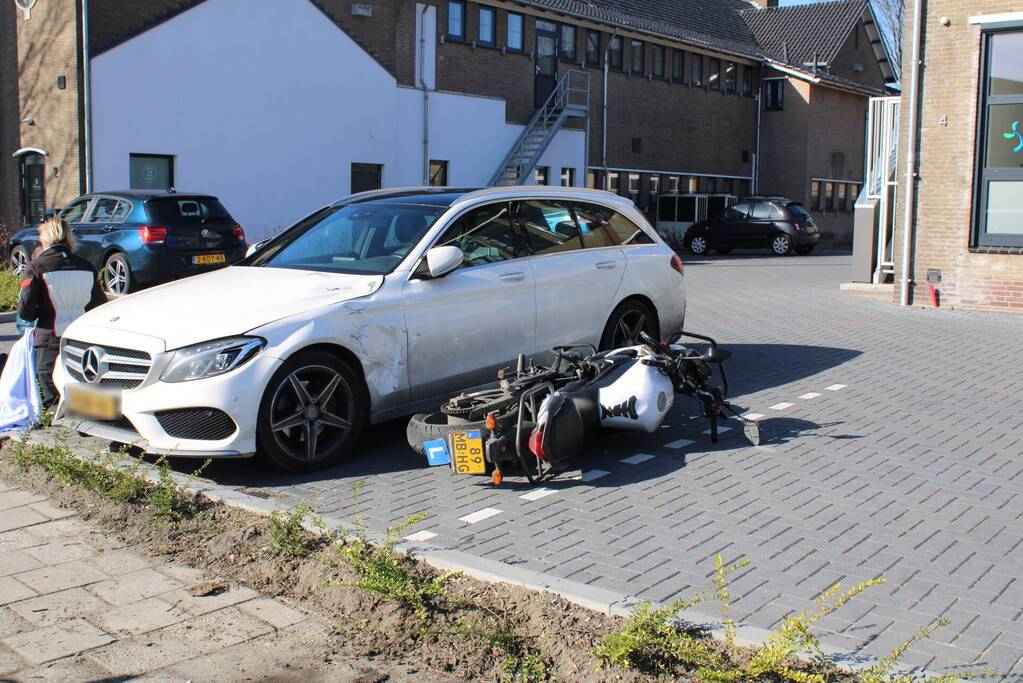 Bestuurder lesmotor knalt op geparkeerde auto
