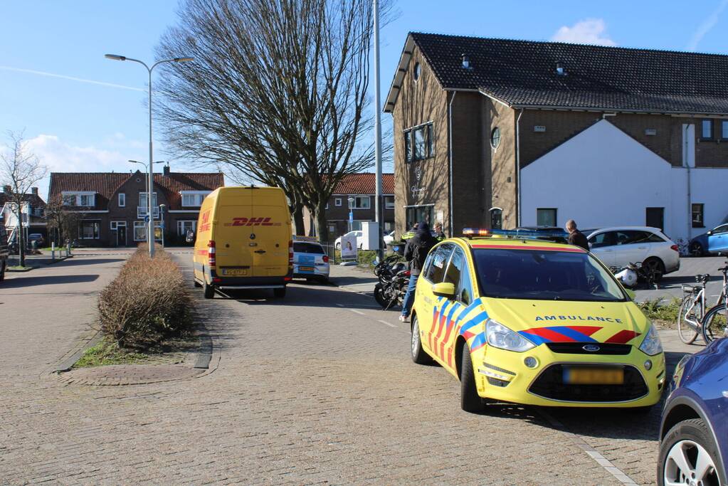 Bestuurder lesmotor knalt op geparkeerde auto