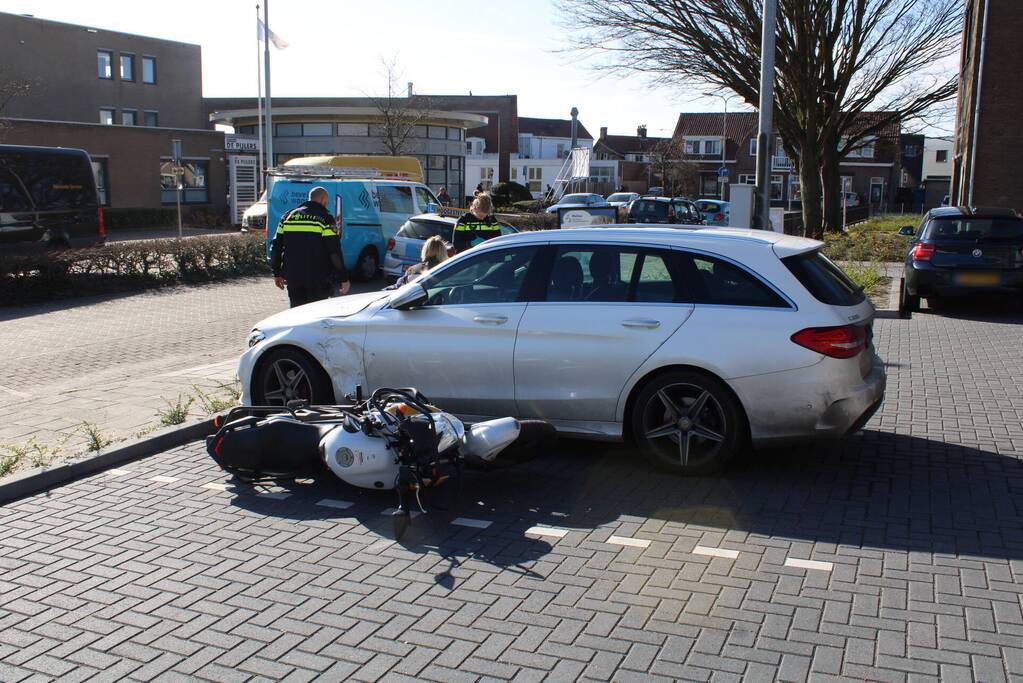Bestuurder lesmotor knalt op geparkeerde auto
